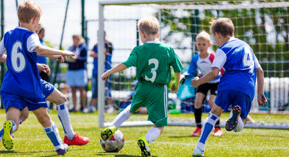 Das Bild zeigt einen Fußballspieler der gerade auf das Tor schießt